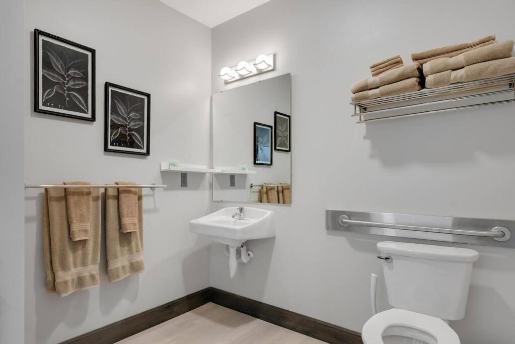 Barnwood Suite - Main Street Lodge In Berlin Exteriör bild